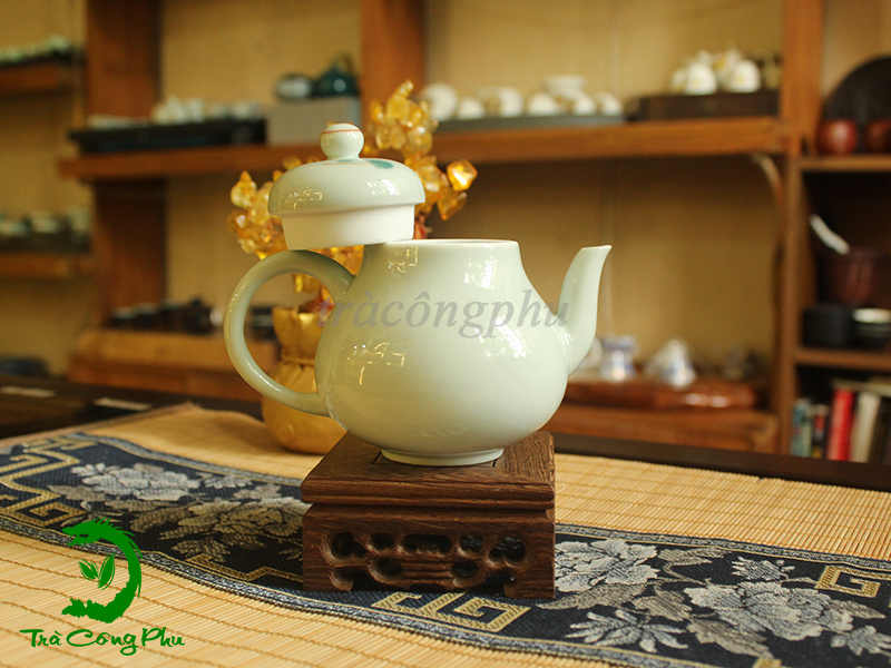 Ấm Sứ - A078 được vẽ hoa văn cây tùng